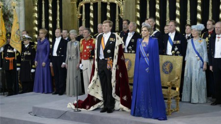Willem Alexander en Maxima staan